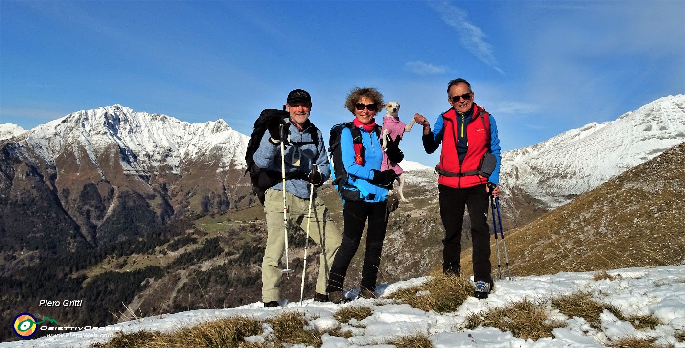 02 Salendo in cresta a Cima Grem con vista in Menna a sx e Arera a dx.JPG -                                